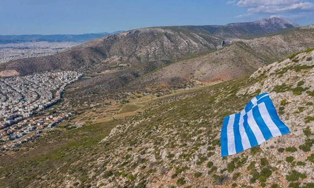 Στα γαλανόλευκα ο Υμηττός: Σημαία 800 τετρ. στολίζει το βουνό